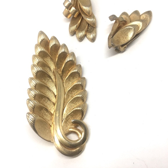 Vtg Textured gold-t brooch , clip earrings sets. - Picture 2 of 5